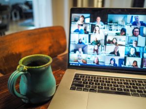 chris-montgomery-smgTvepind4-unsplash zoom och kaffe