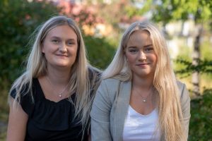 Olivia Harrysson och Nora Jansson arbetar med Knytpunkten