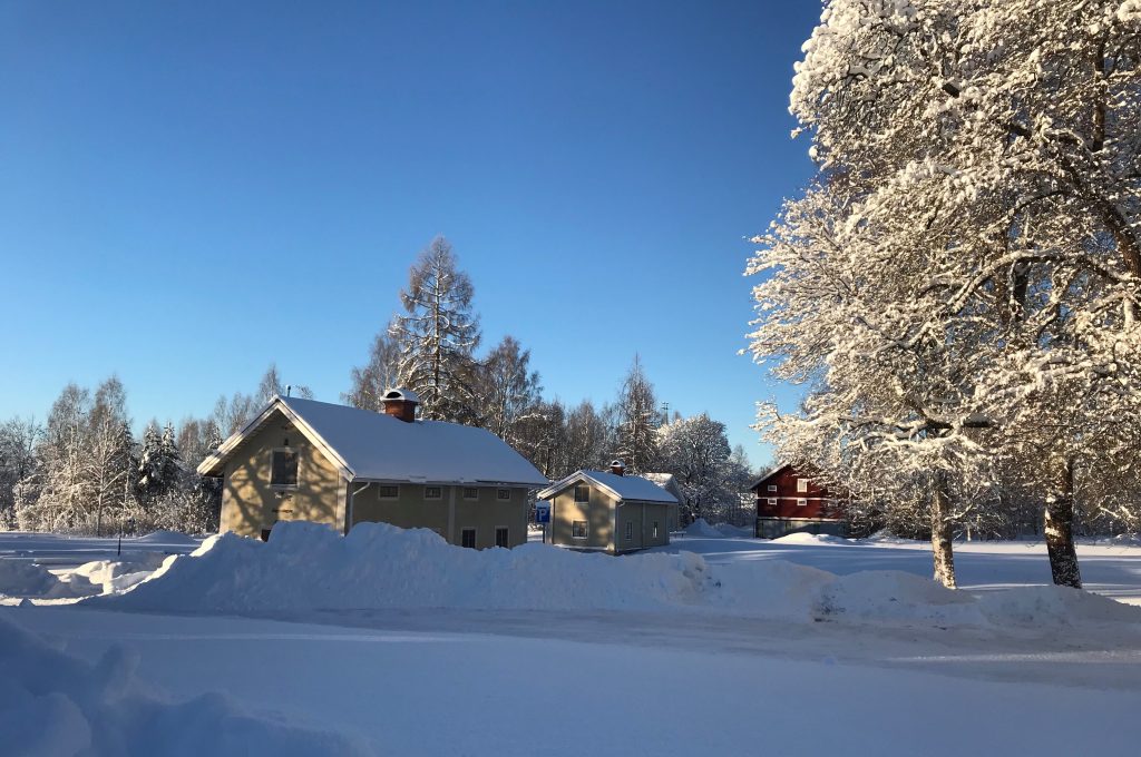 Bagarstugan en klarblå vinterdag.