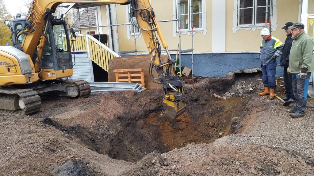Grävning för avlopp från den nya handikapptoaletten..
