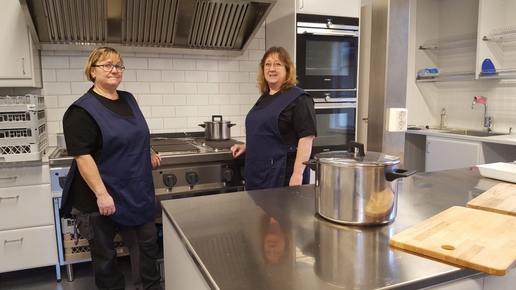 Karin Ovebäck och AnnSofie Lexén i det färdiga köket