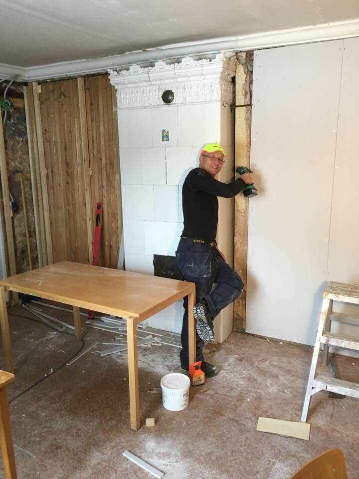 Bengt Söderkvist skruvar gips.