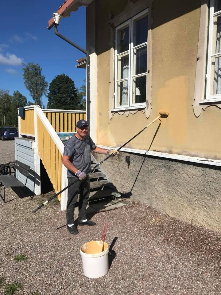 Klas-Göran Söderkvist målar på ”håll”.