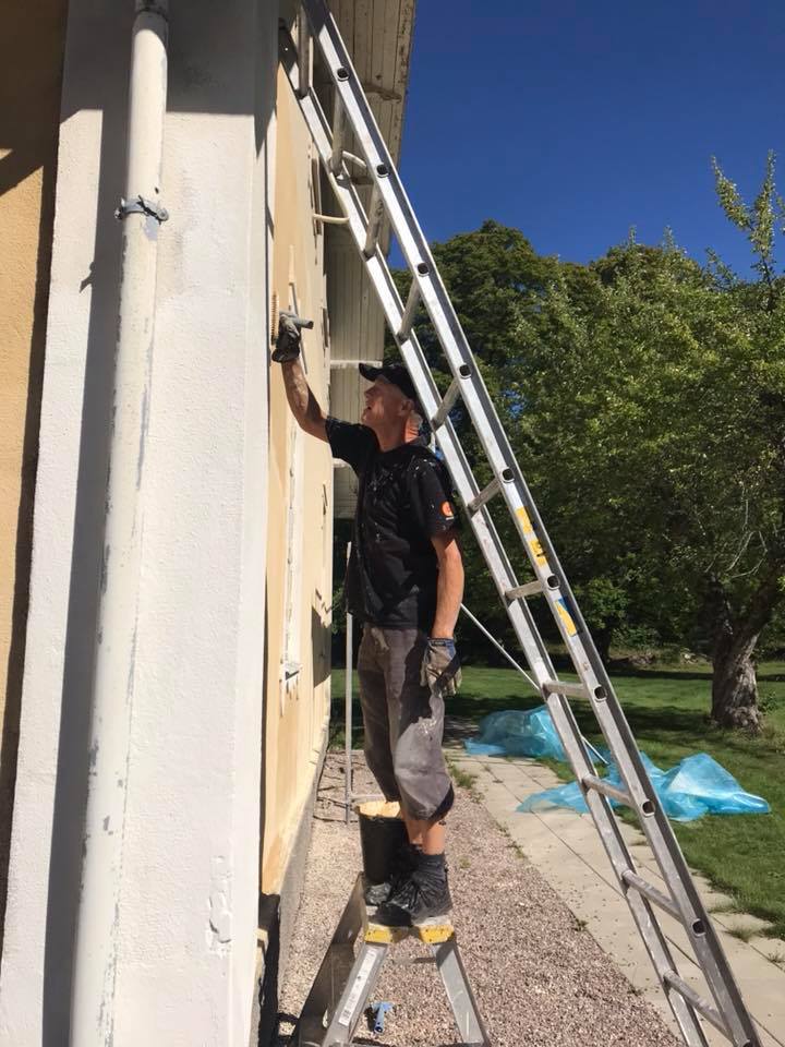 Olov Söderkvist är noggrann vid knutmålningen.
