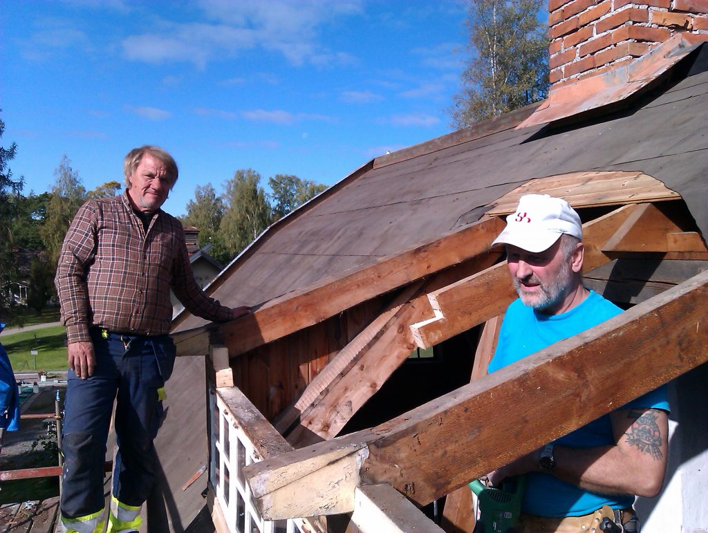 Håkan Bengtsson och Göran Enström fixar till det som var det sämsta på taket.