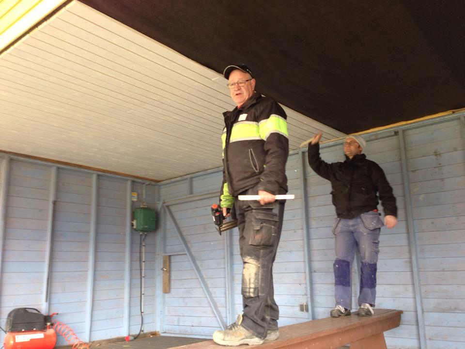 Börje Birgersson och Daniel Kourek spikar innertak på scenen