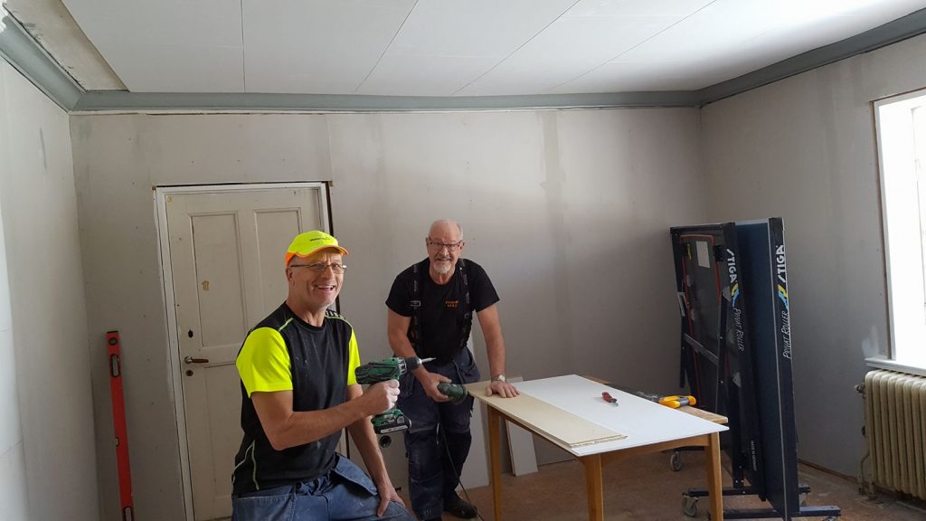 Bengt Söderkvist och Börje Birgersson sätter innertak i revyns syrum.