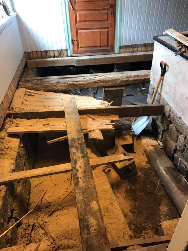 Bagarstugans golv såg för bedrövligt ut.