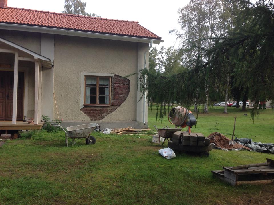 Kuskbostadens fasad väntar på en översyn.
