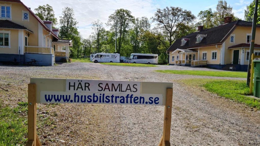 En strålande majdag 2023 var det dags för Husbilsträffen att fira sitt 20-årsjubileum och denna gång valde vi den fina lilla bruksorten Horndal några mil nordost om Avesta. Elva bilar var vi och det är precis lagom för att alla skall kunna lära känna varandra. De flesta var sedan många år återkommande deltagare. Det var också roligt att välkomna tre bilar med vad vi kallar förstagångsdeltagare.