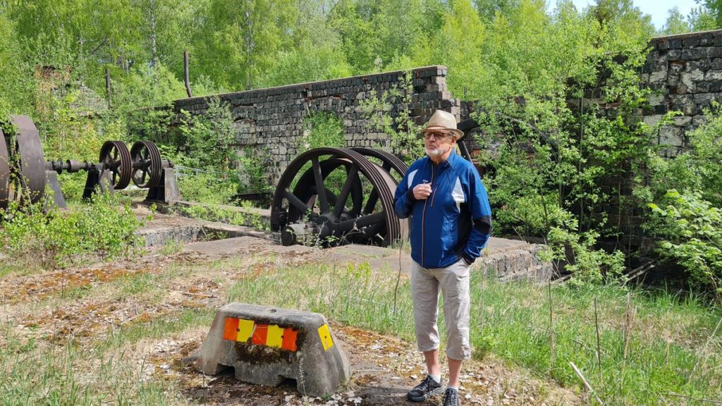 Bengt Söderqvist förflyttar oss i tiden på ett levande sätt när bruket fungerade. Resterna står som monument över en svunnen storhetstid i Horndal
