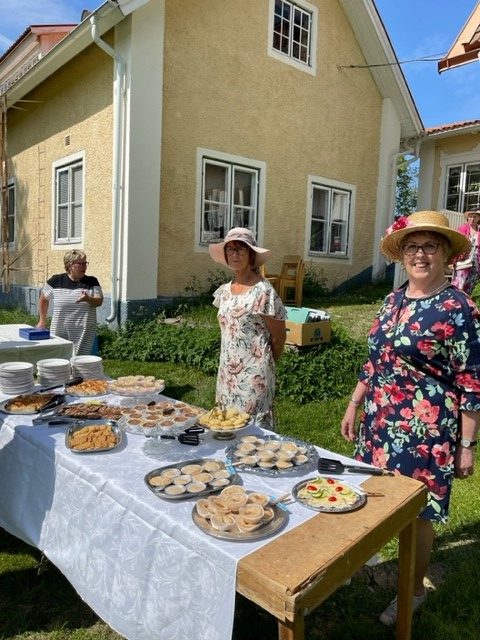 Så var det dags för eftermiddagens "Hattcafé" som Bruksföreningen ordnade. Kaffe/the med nio sorters kakor. En verkligt trevlig tillställning