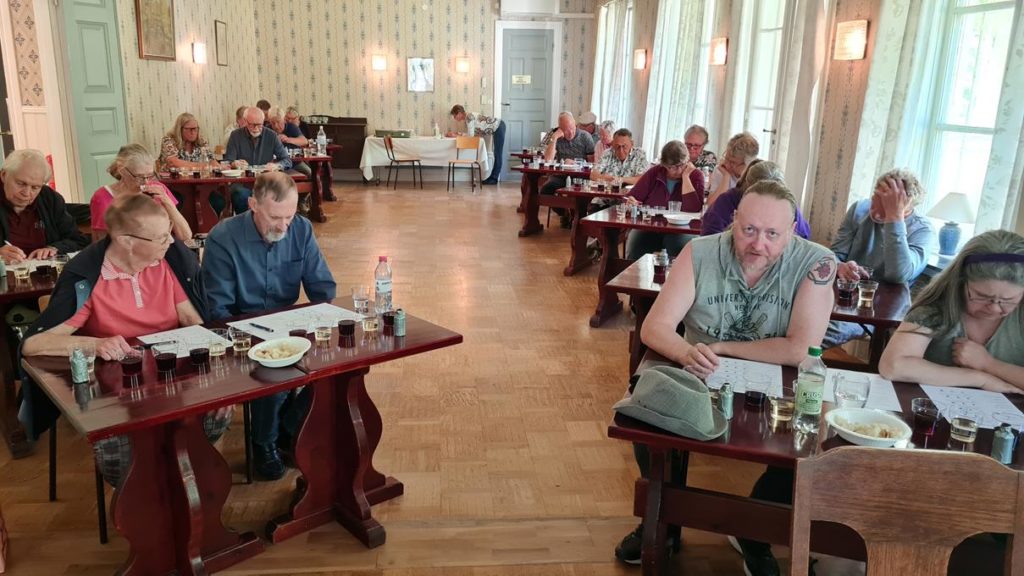 Fem sorters viner skulle provas, Chardonnay mot Sauvignon Blanc och Crianza mot Nero d´Avola och Pinot Noir. Det var inte lätt men en tredjedel gissade helt rätt. Vi konstaterar att här var det vinkännare (förutom det här med blindprovningen rött/vitt)..