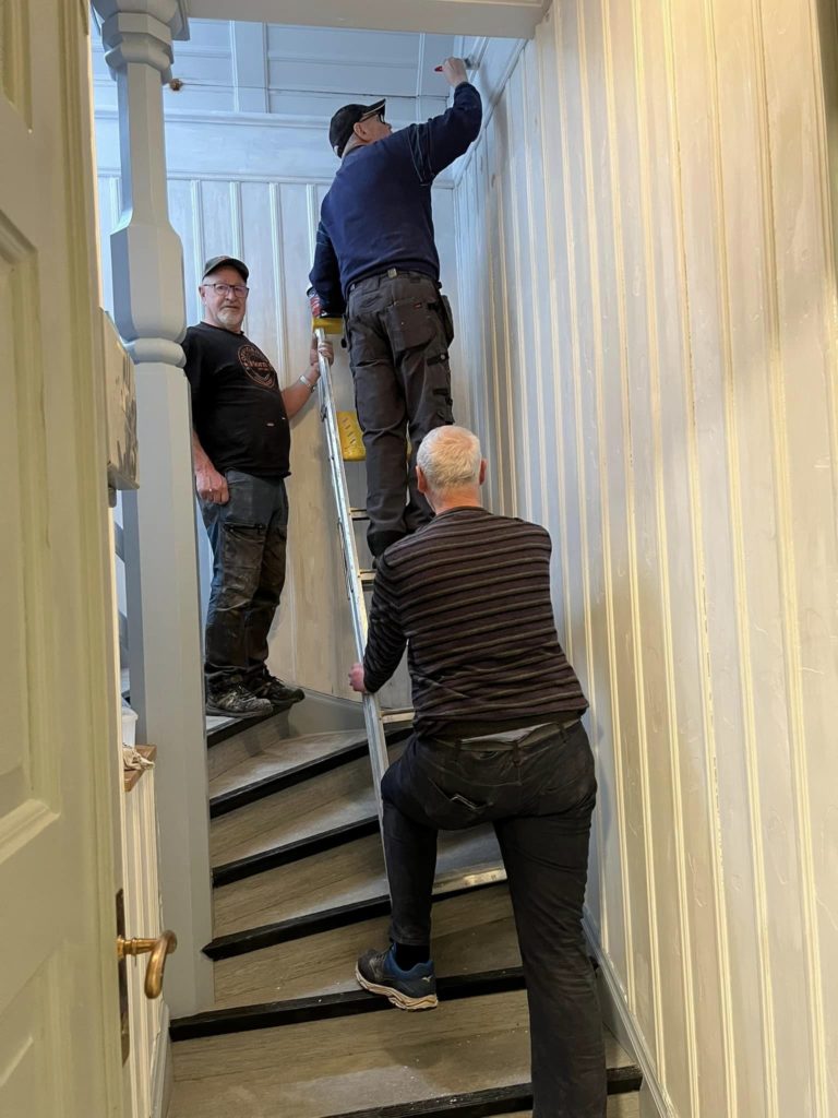 Målning av väggarna i trappen till muséet.