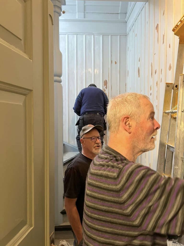Målning av väggarna i trappen till muséet.