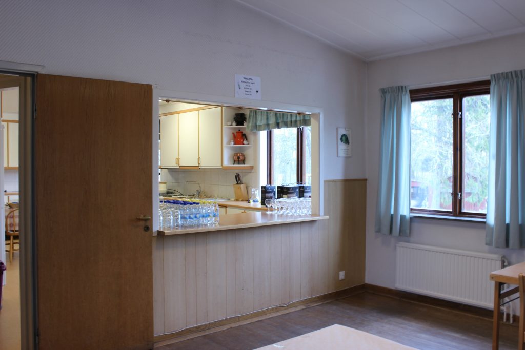 Lilla salen vy mot köket