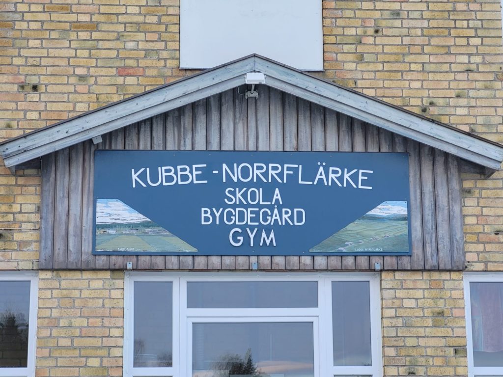 Fin Skylt Upplyser Om Att Här Inryms Kubbe Norrflärkes Skola, Bygdegård Och Gym 1