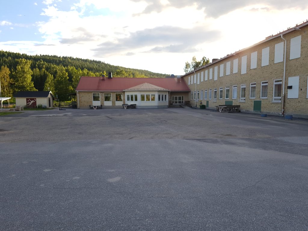 Skolgård Dagtid Och Parkering Till Bygdegården övrig Tid