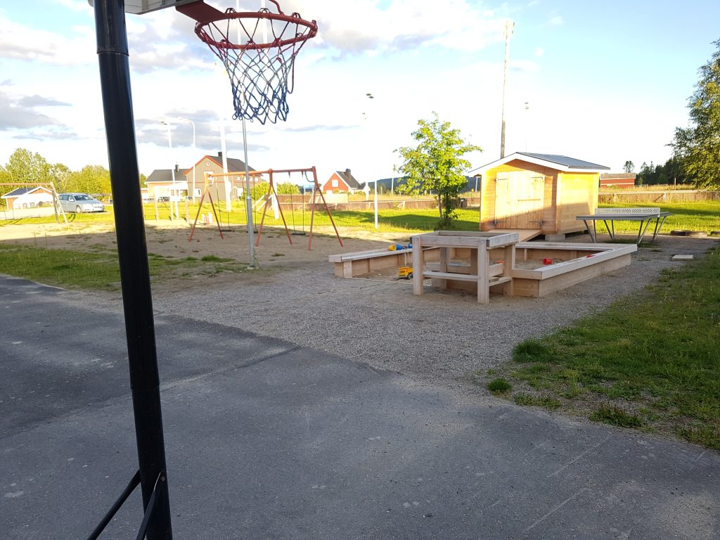 Skolgård Med Basketkorg