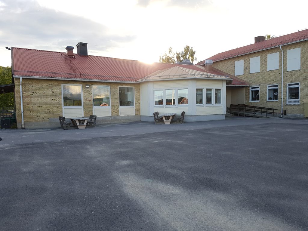 Utanför Skolan Och Bygdegården Finns Bra Med Sittplatser Och Bord