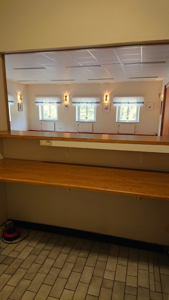 Bardisk i serveringsköket uppe