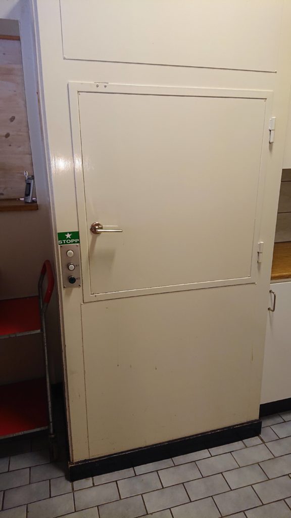 Hiss som kan användas för porslin eller mat. Går ner till stora köket