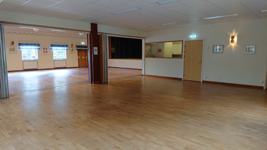 Lilla salen uppe med öppna skjutdörrar mot Stora salen och scenen