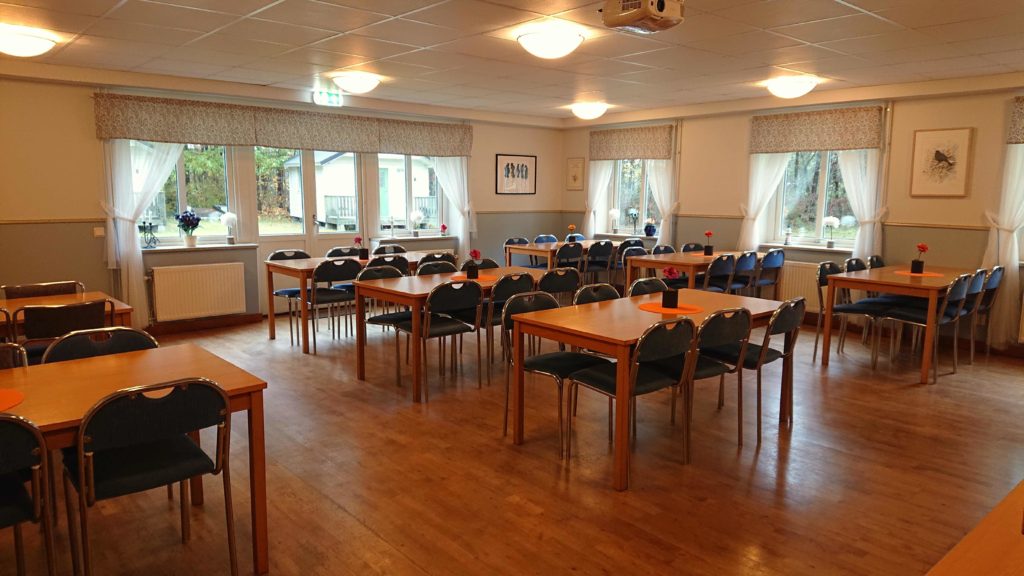 Matsalen med fönster och glasdörr
