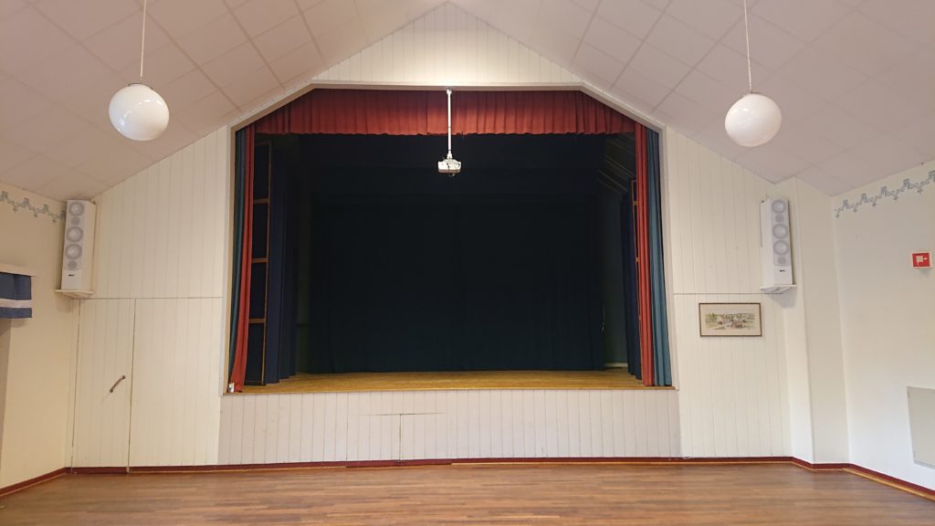 Scenen är 5 m bred & 3,6 m djup