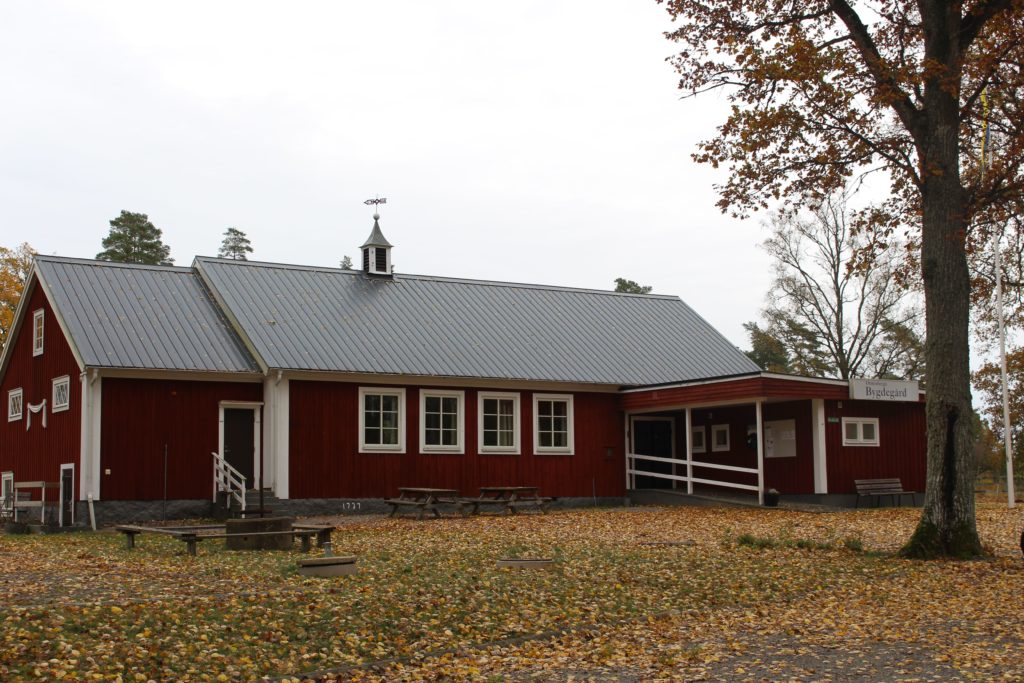 Bygdegårdens framsida i höstkostym