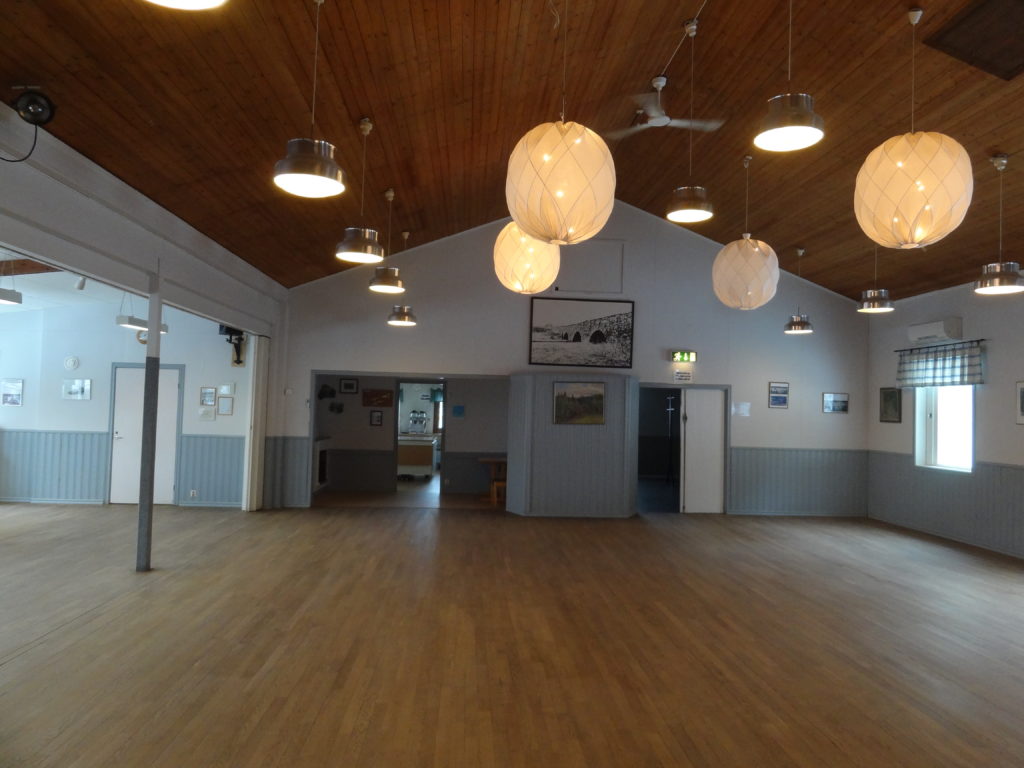 från scenen