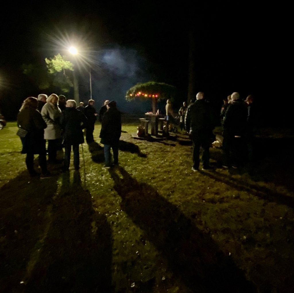 Samling kring brasan och glöggen innan vi fortsätter in.