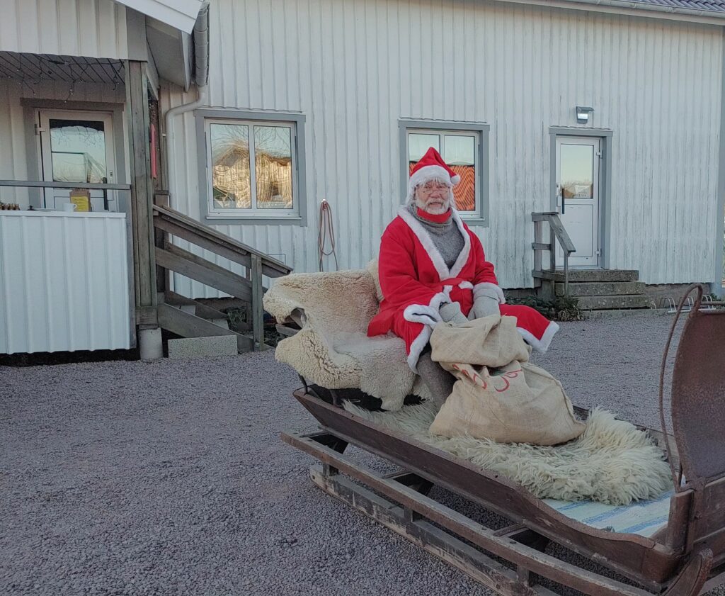 Jultomten delade ut julklappar till alla barnen