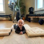 I byahuset finns även ett nytt fräscht gym som drivs av Prästholms IK. Tage, 6 månader, brukar hänga med till gymmet när mamma ska träna.
