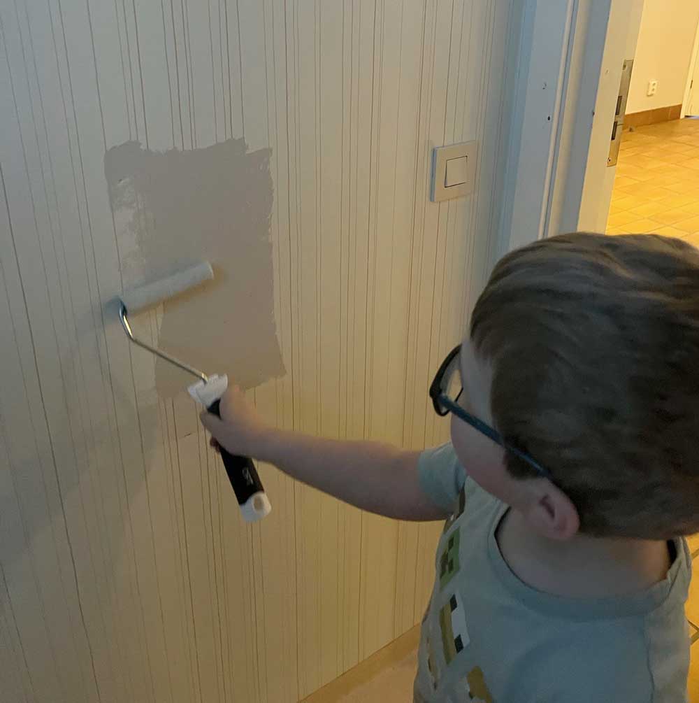 Byahuset har rustats upp det senaste året. Här är det 5-årige Wilmer Olofsson som hjälper till att grundmåla i samband med renovering av toaletterna. Foto: Frida Larsson
