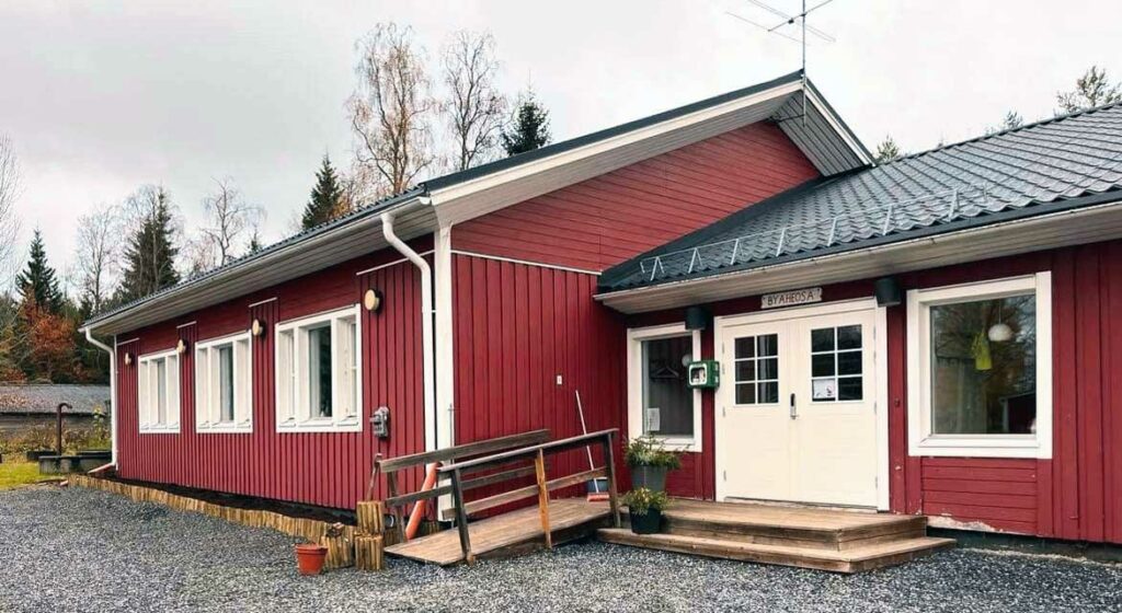 Prästholms byahus i Luleå kommun byggdes 1987-1988 och ersatte den gamla skolan som tidigare stod på samma plats. Foto: Frida Larsson