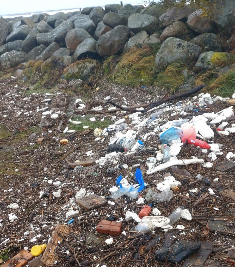 Skräp längs kusten efter stormen Babet. Foto: Nogersunds hembygdsförening