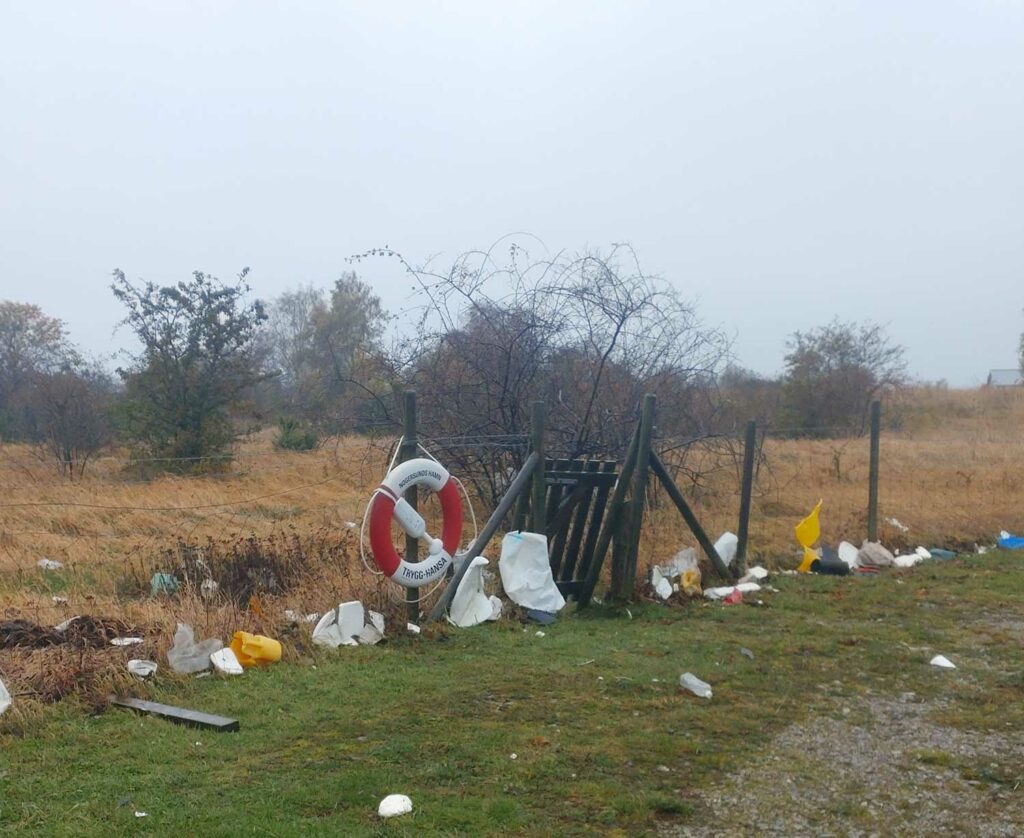 Skräp längs kusten efter stormen Babet. Foto: Nogersunds hembygdsförening