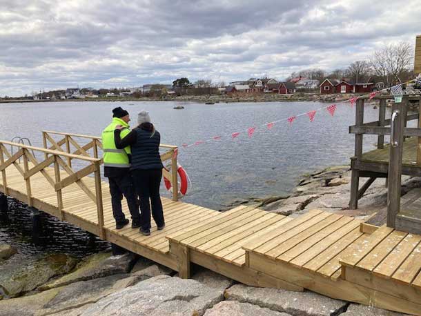 Invigning av den nya bryggan som föreningen samlade ihop pengar till att bygga. Foto: Nogersunds hembygdsförening
