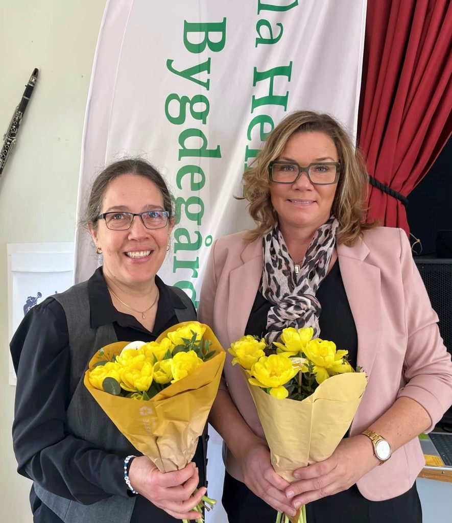 Maria Stolt, kassör, och Caroline P Johansson, ordförande, fick ta emot blommor när Västmanlands bygdegårdsdistrikt höll stämma i Sevalla bygdegård 12 april. Foto: Anders Westin