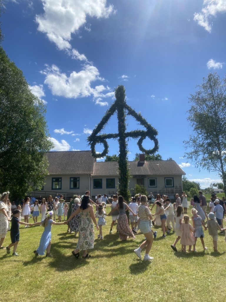 Midsommarfirande vid bygdegården. Foto: Caroline P Johansson